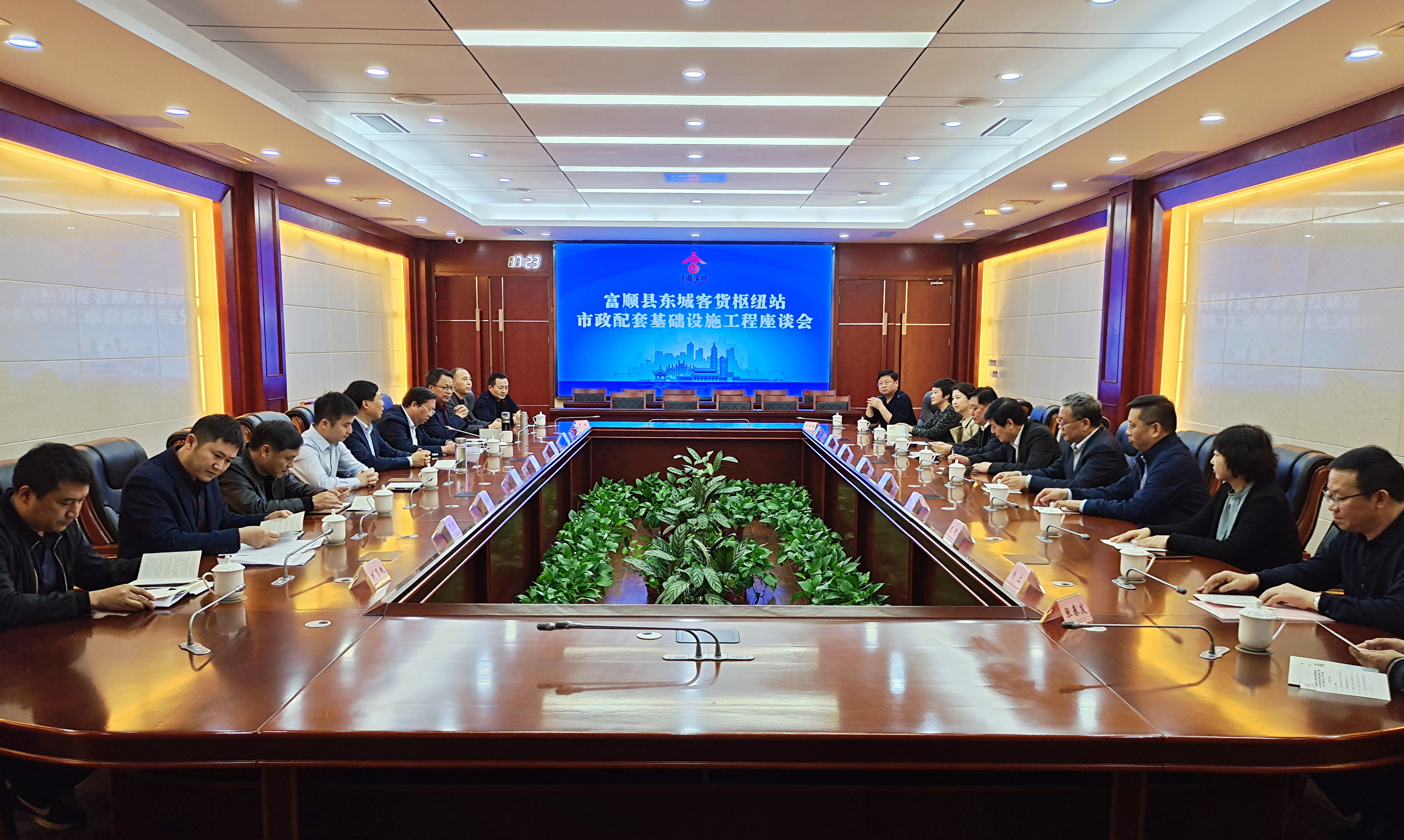 首發集團黨委書記、董事長(cháng)張閩一(yī)行(xíng)到富順縣考察調研