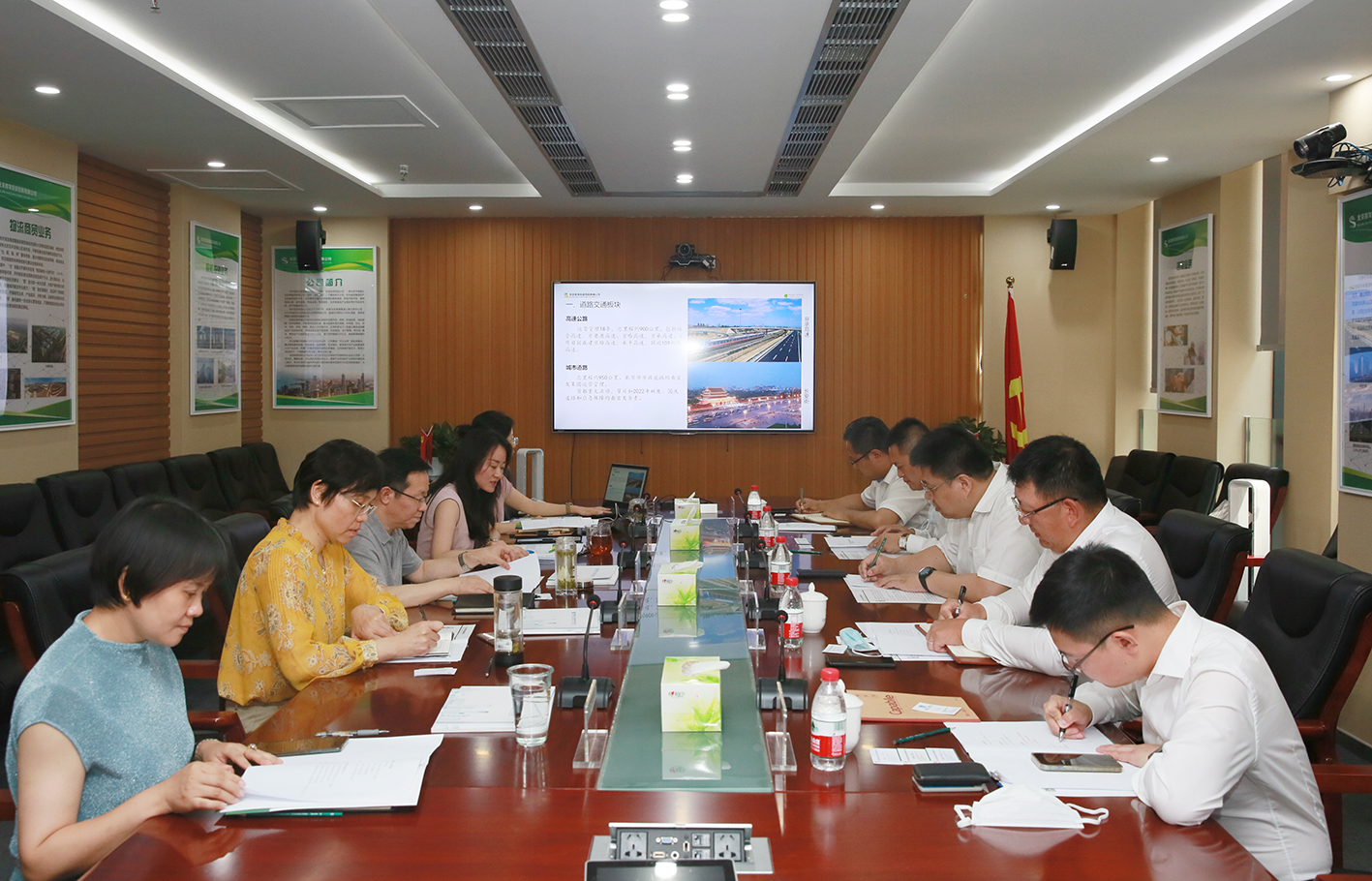 中建二局一(yī)行(xíng)到訪首發投資控股公司