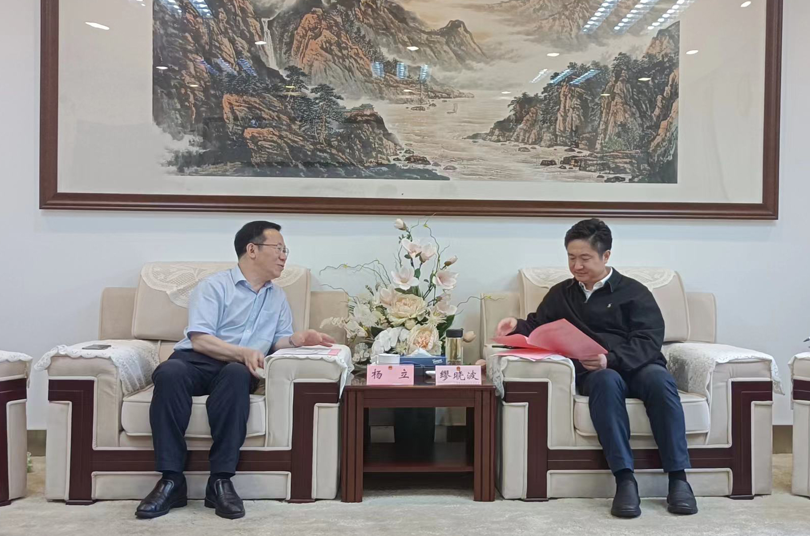首發投資控股公司黨委書記、董事長(cháng)楊立帶隊到成都市(shì)錦江區交流座談