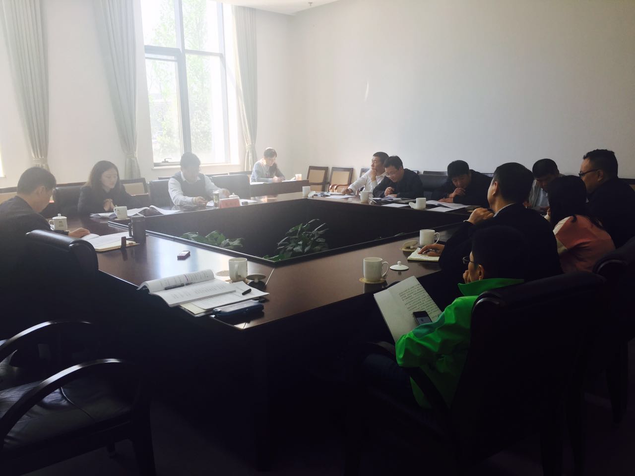 首發投資控股公司中心組學(xué)習 《領導人員履職待遇、業務支出管理(lǐ)辦法》